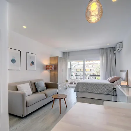 Golden Mile Apartment *